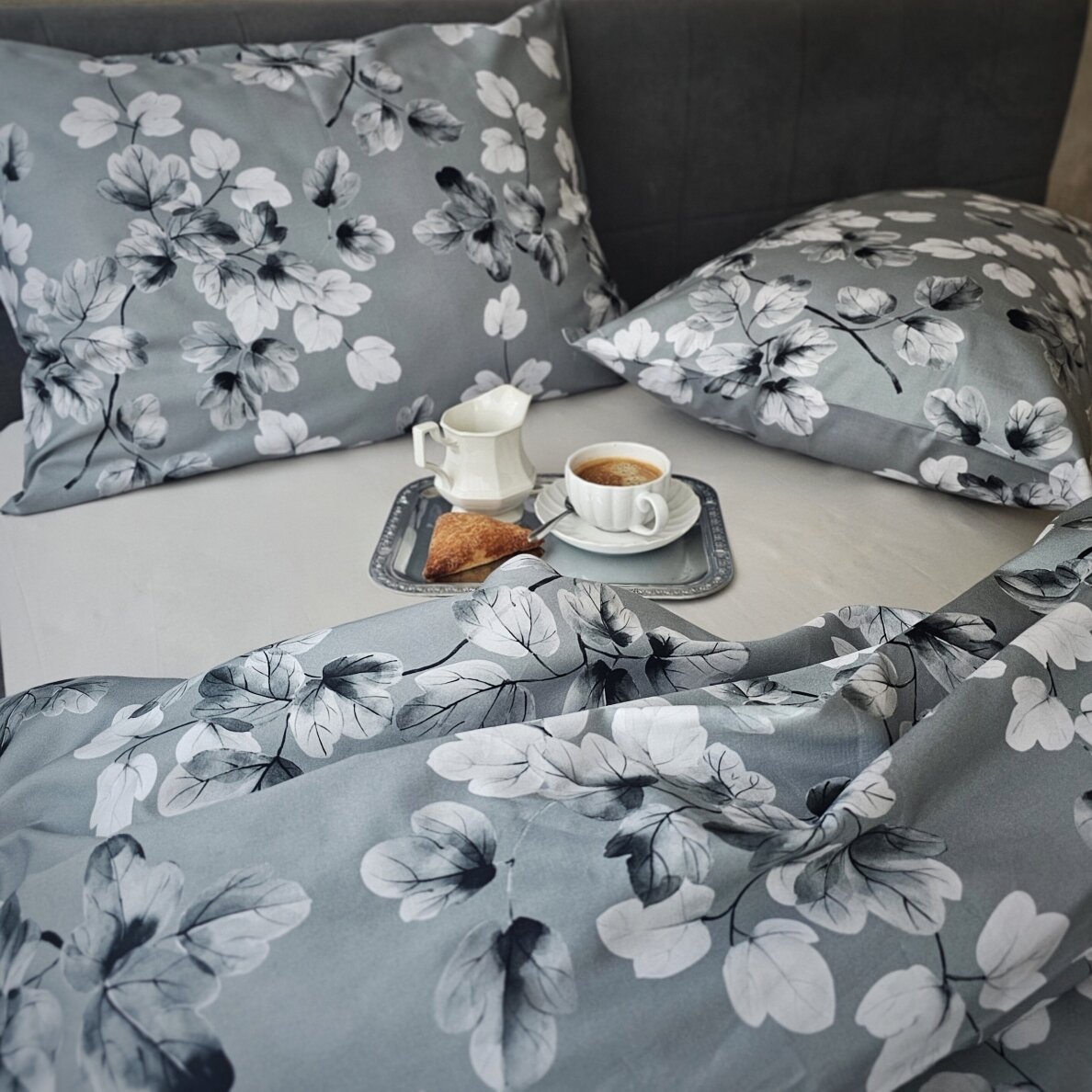 Gėlėti MAKO Satino užvalkalai pagalvėms DREAM GREY 1 Gėlėti MAKO Satino užvalkalai pagalvėms DREAM GREY 1