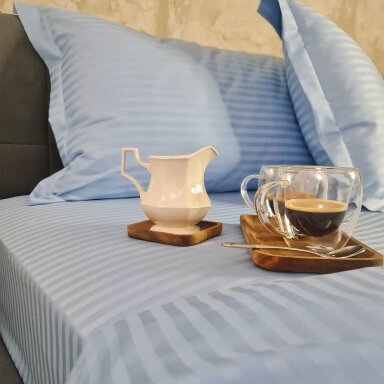 Gestreiftes Satin-Spannbettlaken DREAMY BLUE