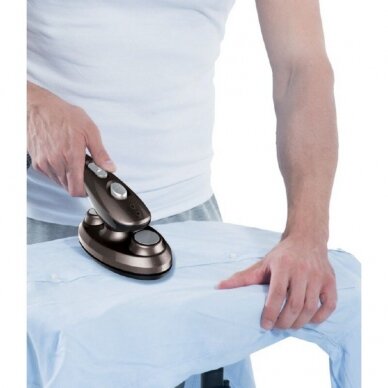 A device for ironing with hot steam ZY220GS 9