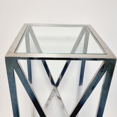 Metalinis staliukas su stiklu iš LIGHT&LIVING 1